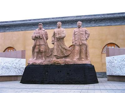 革命纪念馆前的雕像