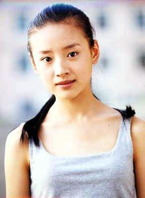 10董洁是当年张艺谋选出的"幸福女孩",模样清纯,加上跳舞出身,气质