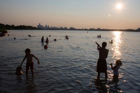 周末,底特律的孩子们在公园戏水.