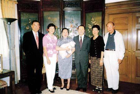 李龙镳(左一)偕夫人与孔令仪女士(左三)及丈夫黄雄盛(左四)合影
