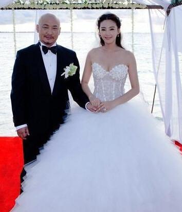 王全安嫖娼现场曝光 卖淫女及嫖资现身镜头
