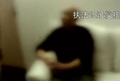王全安嫖娼现场曝光 卖淫女及嫖资现身镜头