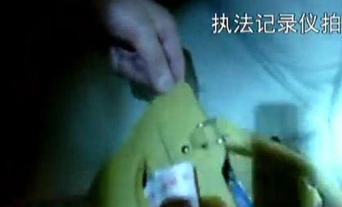 王全安嫖娼现场曝光 卖淫女及嫖资现身镜头