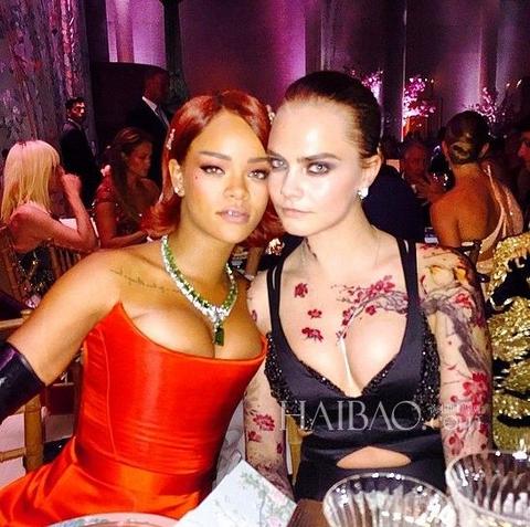 蕾哈娜 (Rihanna) ,卡拉·迪瓦伊 (Cara Delevingne)