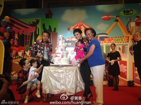 孙俪与邓超为女儿小花办满月宴