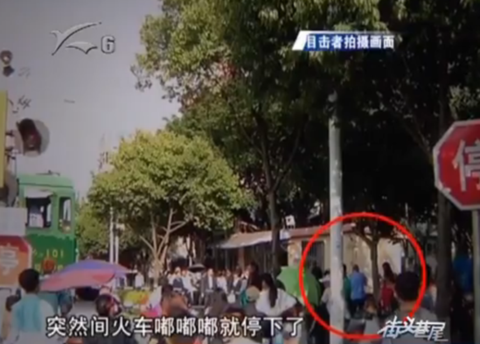中年男子为拍照强闯道口