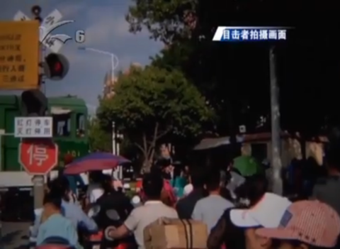 中年男子为拍照强闯道口