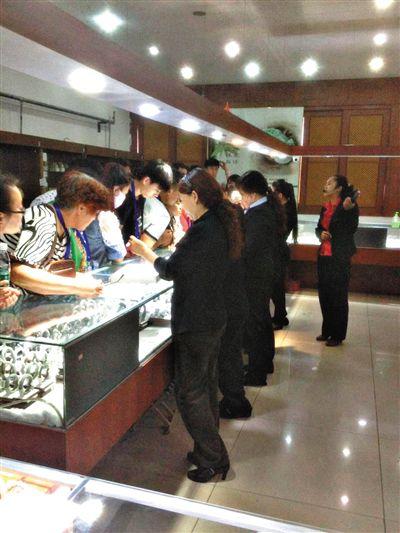 5月4日，记者报名体验一个北京一日游的特价团，仅两小时在景区游玩，其余均为逛物环节。