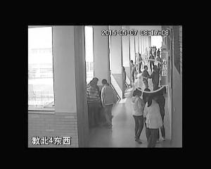 小刚和同学玩耍（红圈中左为小刚）