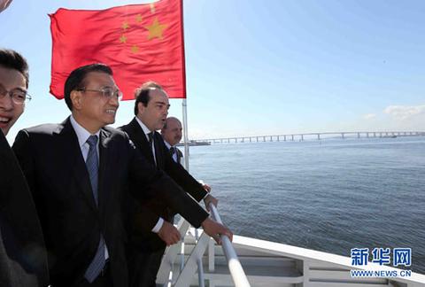 当地时间5月20日上午，国务院总理李克强在里约热内卢乘坐中国产“面包山”号渡轮，并在船上同中巴企业家代表座谈。