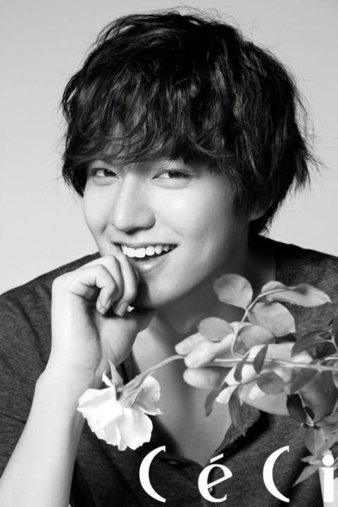 　　李敏镐（Lee MinHo），1987年6月22日出生于首尔，韩国男演员、歌手、广告模特。2006年，李敏镐出演《秘密的校园》正式出道，2009年因饰演《韩版花样男子》中的具俊表成名，成为韩国一线男星。2014年马年春晚，李敏镐与庾澄庆联袂献唱《情非得已》。