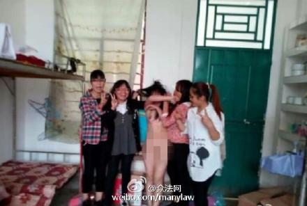 云南6名女孩扒光女生衣服 拍裸照发qq空间