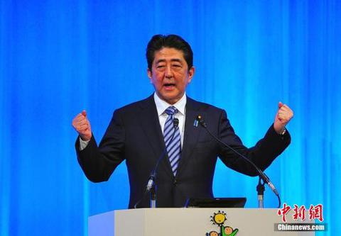 日本自民党第84届大会3月5日在东京举行，正式决定将其党章中原先规定的“最多2届6年”的总裁任期，改为“最多3届9年”。藉此，现任日本首相安倍晋三，得以在明年秋季其任期届满后，连续第三次参选自民党总裁，从而打开其孜孜以求的长期执政之门。 <a target='_blank' href='http://www.chinanews.com/'><p  align=