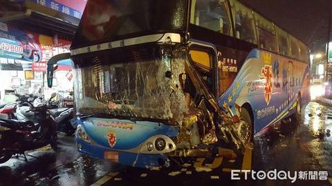 台湾桃园一辆载37人游览车发生车祸 11人受伤送医