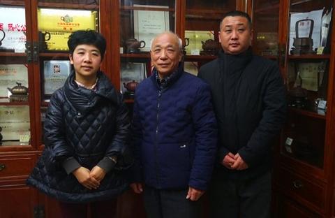 朱忠良与吴亚平(中,吴敏(左)合影3月7日,中文宣三百江苏公司在常务
