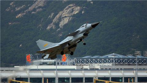11.歼-10 飞机参加2008年第七届珠海航展，首次公开亮相（周闽摄影）.jpg