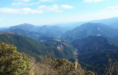 大和葛城山,位于奈良县御所市和大阪府南河内郡千早赤阪村的边界.