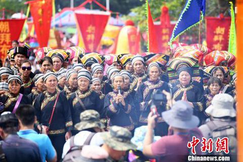 图为身着民族服饰的祭祀人群从四面八方涌上敢壮山 俞靖 摄