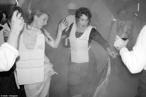4BEFB3C800000578-5698789-Her_Heart_Will_Go_On_Adele_hosted_a_lavish_Titanic_themed_30th_b-a-38_1525683423977.jpg