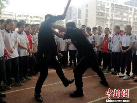 图为特警向学生们演示防身术.(刘鹏 摄)