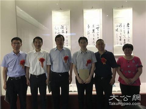 文人书画翰墨馨香杏坛磬音书画展西安举行