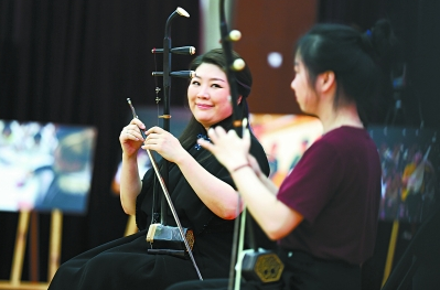 二胡演奏家宋飞为同学们献艺