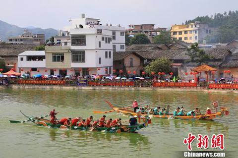 6月18日,江西省赣州市龙南县杨村镇举办端午龙舟赛,选手们奋力挥动着图片