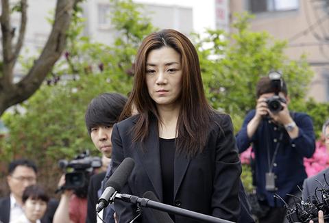 2014年12月5日,前大韩航空副社长,赵亮镐的女儿赵显娥在乘坐大韩航空