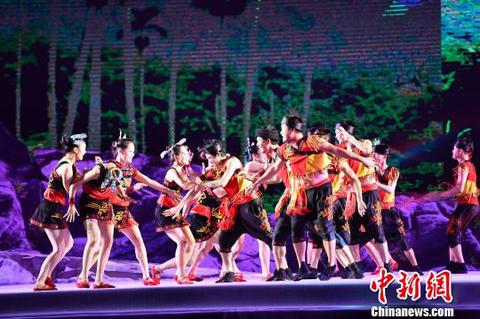 海南保亭嬉水节歌舞晚会展示琼台两岸少数民族文化风采