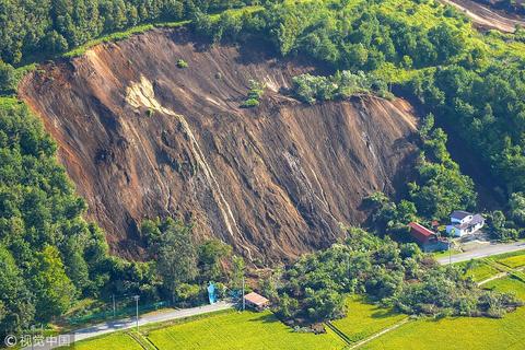 监视器拍下日本地震瞬间画面 镜头剧烈抖动致失焦