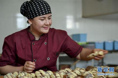 9月19日,新疆伊宁市实大实点心店员工在店里制作点心.