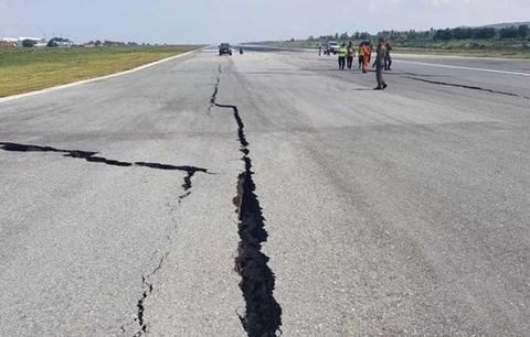 4631038-6221995-Two_earthquakes_hit_the_city_of_Palu_on_the_central_Indonesian_i-a-18_1538237855944.jpg