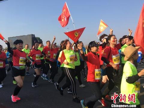 万人竞跑2018池州国际马拉松最长者81岁