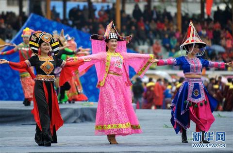 生活还是欢庆节日,这些靓丽的服饰不仅展示了壮乡多姿多彩的民族风情