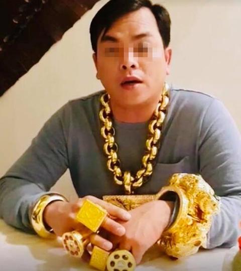 越南小伙戴13公斤黄金:我每天都这样(图)