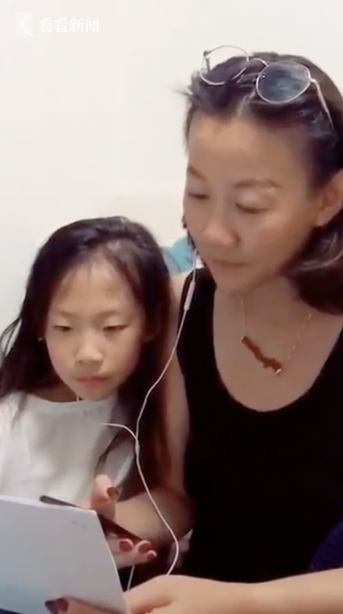 当张焱给比女儿小的孩子上课的时候,女儿会模仿妈妈的语气,和小朋友说