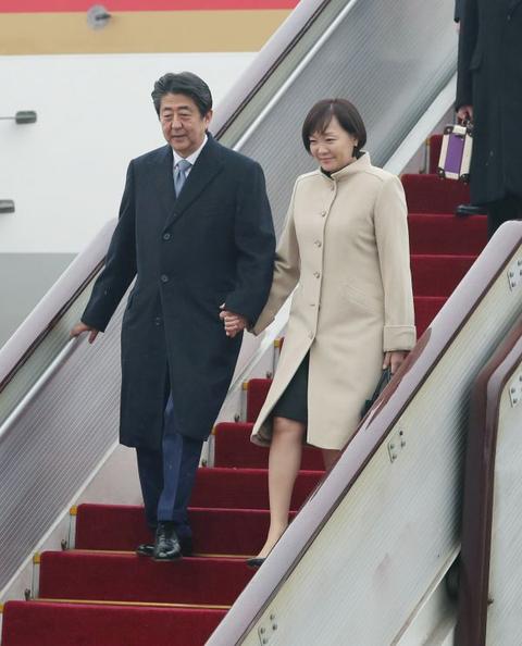 日本首相安倍晋三和夫人安倍昭惠抵达首都国际机场,开始对中国进行