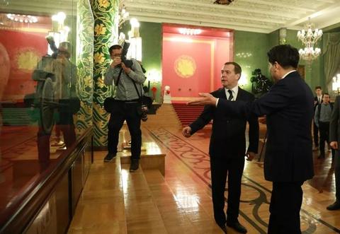 俄罗斯总理梅德韦杰夫做客中国驻俄使馆庆祝中国春节