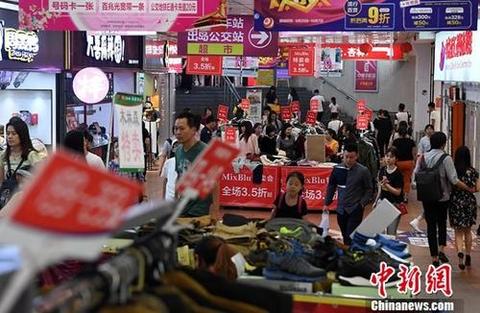 资料图：消费者在商场内选购打折商品。 中新社记者 张斌 摄