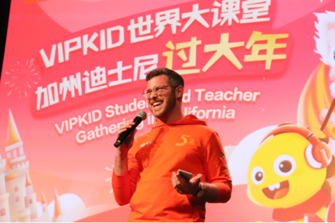 图片新闻：写春联、夹汤圆 中国儿童与美国外教点燃“中国年”(1)1103.png