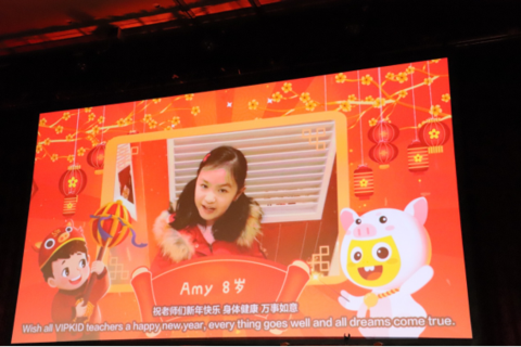 图片新闻：写春联、夹汤圆 中国儿童与美国外教点燃“中国年”(1)971.png