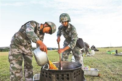 陆军第21集团军某红军团进行野战训练 供图/视觉中国