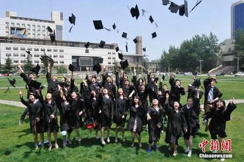 资料图:大学生毕业照(图据中新网)