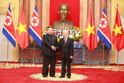 越共中央总书记、国家主席阮富仲迎接朝鲜劳动党委员长、国务委员会委员长金正恩。