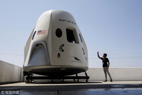 太空探索技术公司(spacex)总部的一架载人版"龙"飞船(资料图 视觉中国