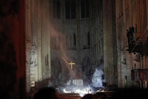 巴黎圣母院火灾后 教堂内部首张图片曝光(图)