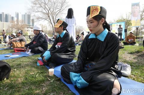 女选手头上贴定身符,扮演僵尸.(韩媒newspim)