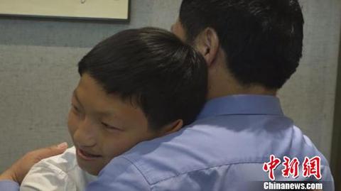 荷兰少年万里寻“亲”：时隔13年与中国警察爸爸续亲情