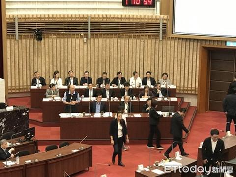 中国台湾网5月9日讯 据台湾"东森新闻云"报道,高雄市议会火药味十足!