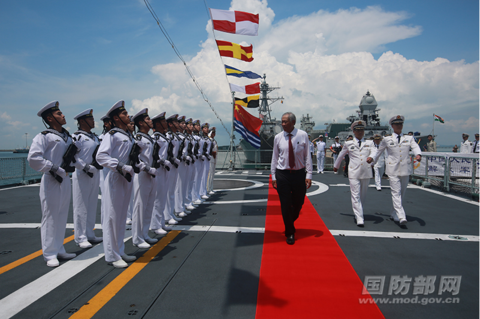 新加坡国防部长参观中国海军湘潭舰